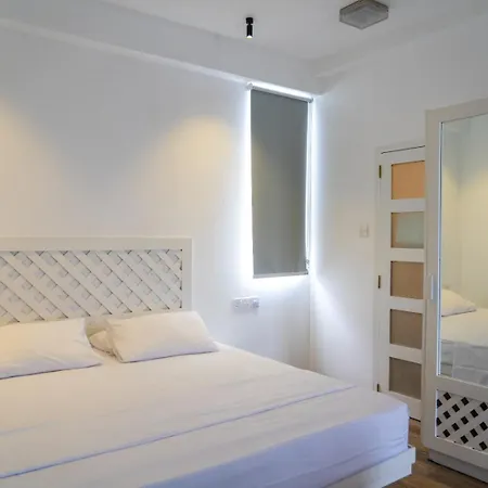 Iddamal Bay Apartments Dehiwala-Mount Lavinia Екстер'єр фото
